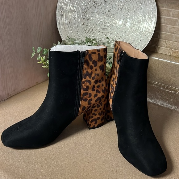 Journee Sarah Collection Black Animal Print Two Tone Ankle Boots NWOT - Picture 4 of 13